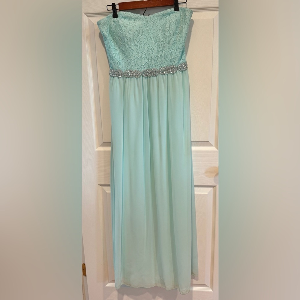 Elegant Strapless Lace Gown